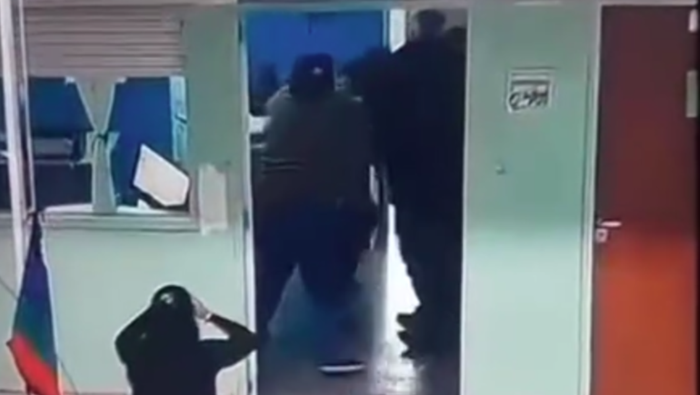 El violento episodio en el IFD 12 de Neuquén quedó grabado en la tarde del martes
