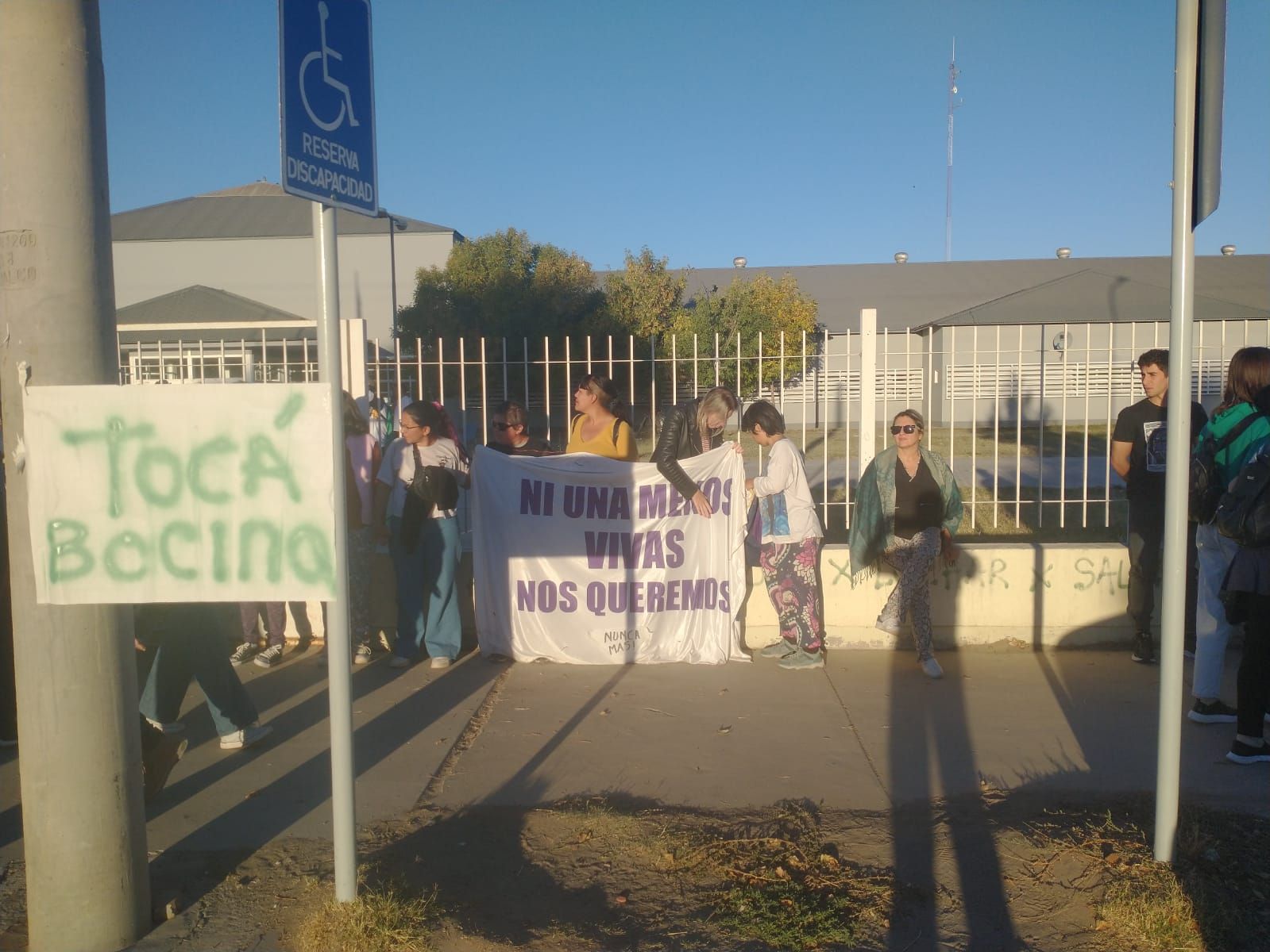 Los protagonistas de la manifestación se reunieron en la vereda, junto a la vereda del nosocomio.