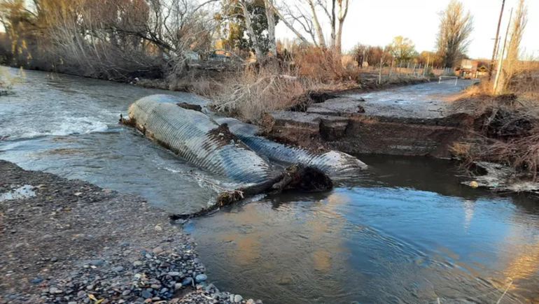 En 2023, una crecida del río Neuquén que atraviesa por Isla Jordán y desemboca en el río Negro, derribó un puente que conectaba la isla.