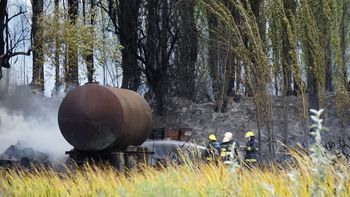 Bomberos luchan contra las llamas en el incendio desatado en una chacra de Cinco Altos, donde almacenan tanques con restos de fuel oil. 