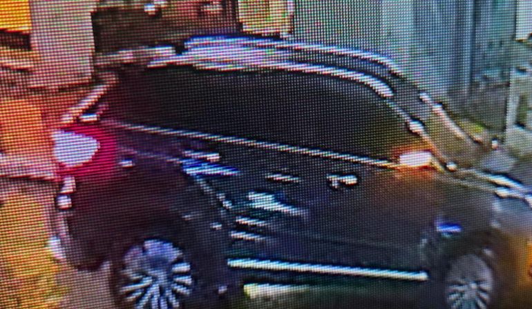 La Policía de Río Negro identificóel vehículo en el que se moviliza el agresor, registrado como un Chevrolet Cherry Tiggo color negra.