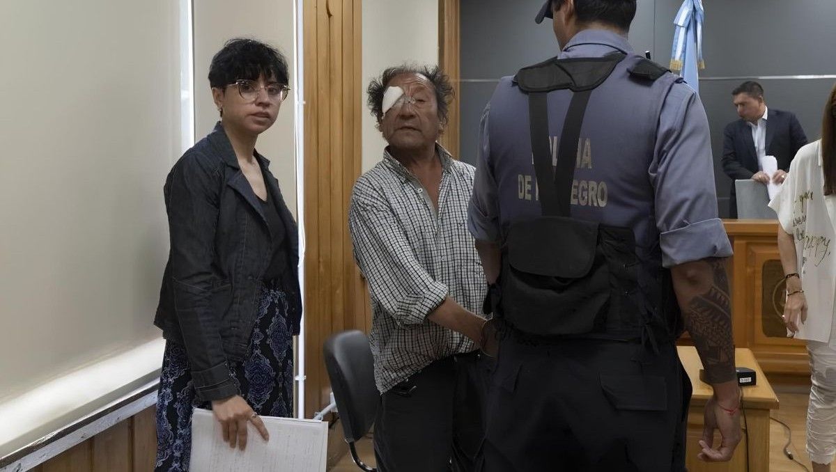 El acusado ingresó a la sala de audiencias con el ojo vendado, producto del enfrentamiento que tuvo con uno de los testigos.&nbsp;