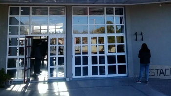 panico en un colegio: un hombre ingreso armado y baleo a una docente