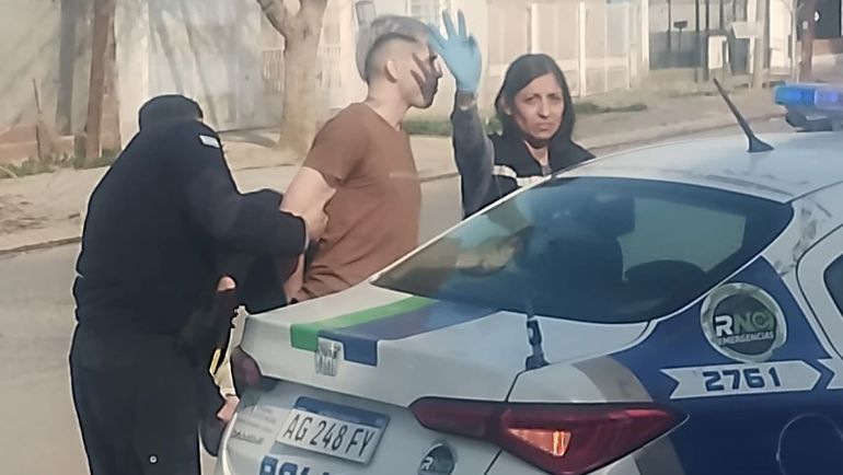 El sospechoso fue atrapado en el interior de una vivienda de Cipolletti. Creen que ingresó a través de los techos de propiedades vecinas. 