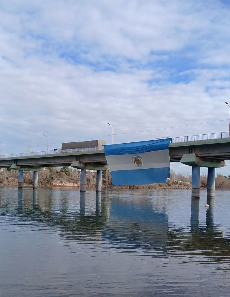 En Las Perlas, los vecinos usuarios del transporte público dependen del Sistema COLE de Neuquén para trasladarse. El servicio se interrumpió por algunas horas por el partido de Argentina contra Inglaterra. En Las Perlas, los vecinos usuarios del transporte público dependen del Sistema COLE de Neuquén para trasladarse. El servicio se interrumpió por algunas horas por el partido de Argentina contra Inglaterra.