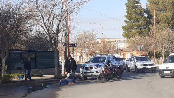 Se encandiló por el sol y atropelló a una mujer que cruzaba la calle