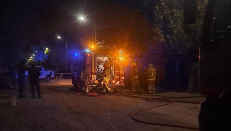 Tres dotaciones de bomberos trabajaron en el incendio del barrio 10 de Febrero.