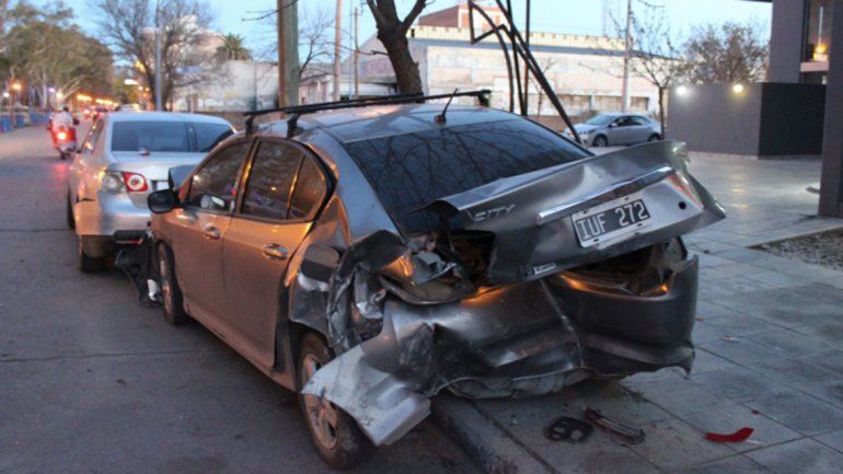Chano roquense: perdió el control y chocó contra 4 autos estacionados