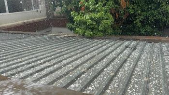 La lluvia y el granizo sorprendieron a los vecinos. 