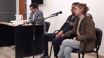 Jonathan Andrés González y María Luján Bascur escucharon la formulación de cargos tomados de la mano. Están acusados de robar en una fiambrería de la calle La Esmeralda.&nbsp;