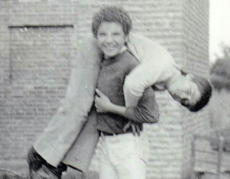 Ariel Brienza, sobrino de Luis Giannini, fue asesinado en 1979 cuando tenía apenas 14 años. Lo mató de un balazo un militar, mientras se encontraba en la vía pública con un hermano de 12 años y un amigo. En la imagen, Ariel juega y sostiene a otro muchachito.