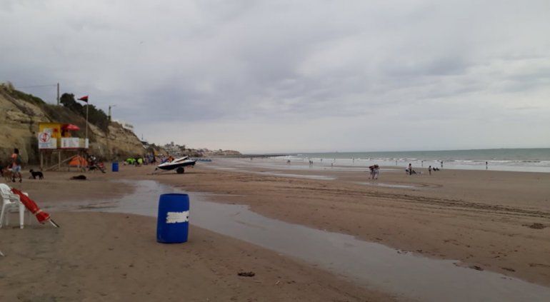 Cielo gris hoy en Las Grutas. La escasa gente que bajó a la playa aprovechó para aminar en la arena.&nbsp;