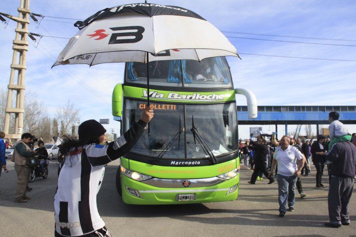 Los hinchas albinegros recibieron con emoción al equipo