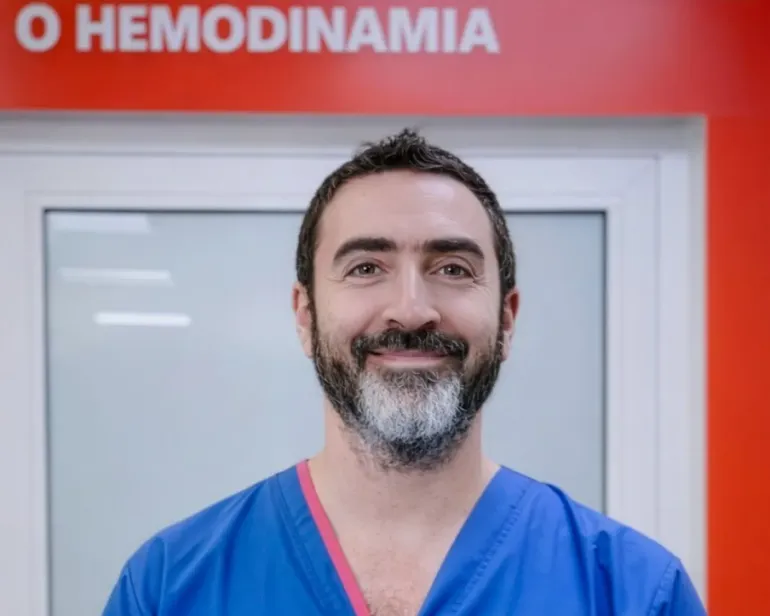 La intervención estuvo encabezada por Martín Calvelo, jefe de Cardiología de la Clínica Viedma.