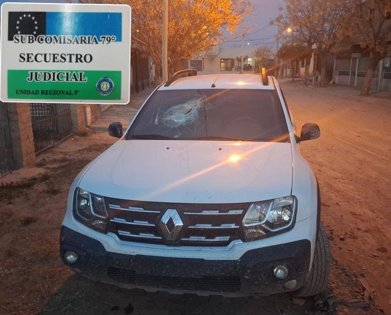 La camioneta robada en Neuquén, apareció abandonada en el barrio Antártida Argentina.