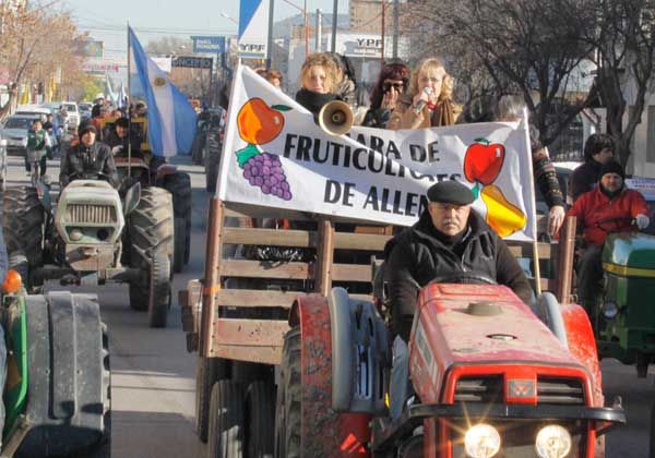 Con tractores, se movilizaron en Allen