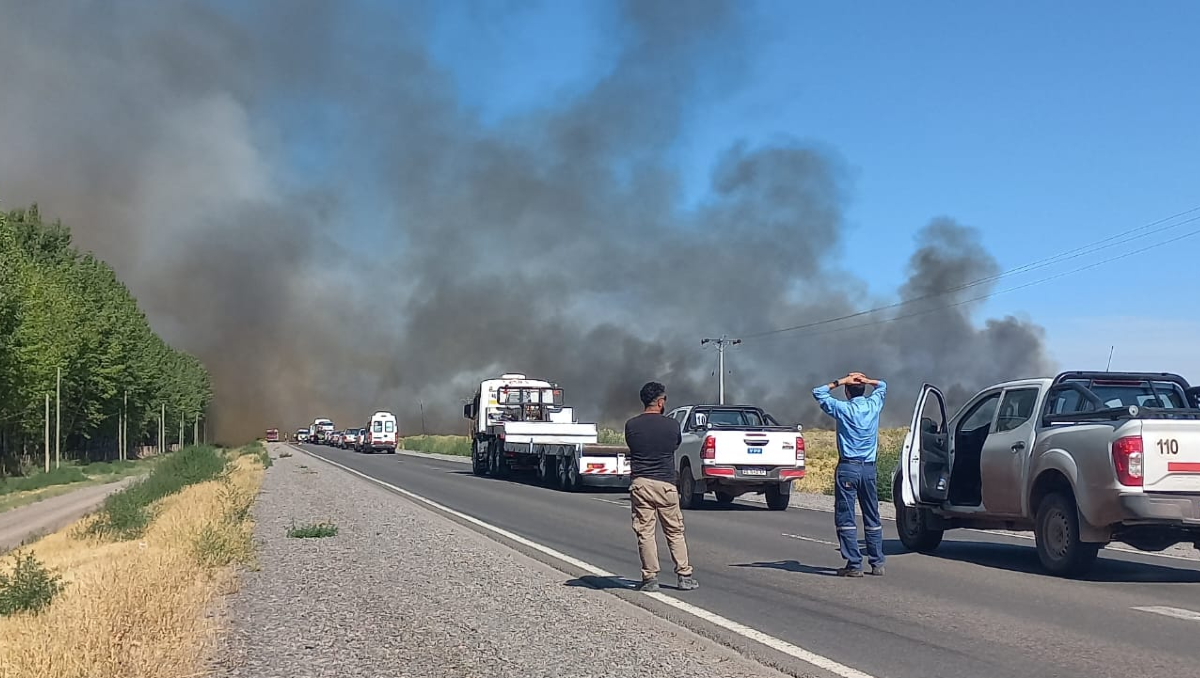 Bomberos combaten voraz incendio en Tratayen: hay corte parcial en la Ruta 7 por la poca visibilidad