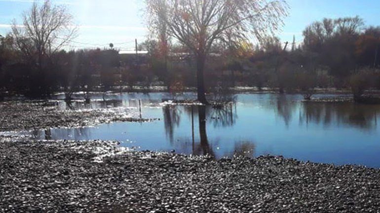 Protección Civil pidió a los vecinos estar atentos por la crecida del río Neuquén