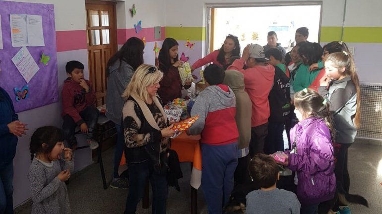 Chicos y grandes compartieron la generosidad de los veteranos.
