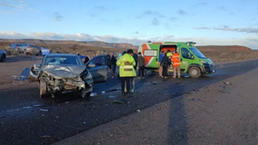 Dos mujeres resultaron heridas tras impactar en la ruta 6. | LMCipolletti.com Dos mujeres resultaron heridas tras impactar en la ruta 6.
