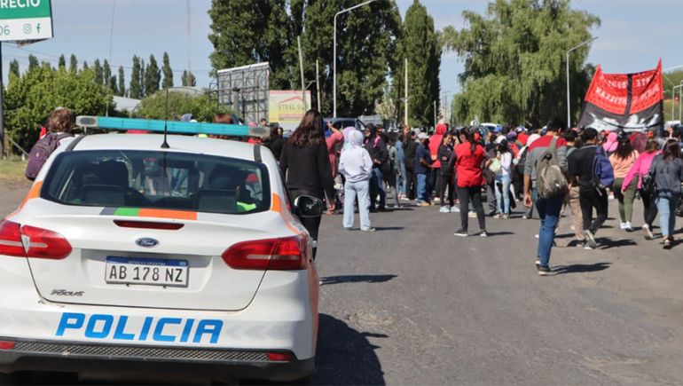 Las organizaciones sociales bloquearon por una hora el carril a Neuquén por la Ruta 22. Foto: Anahí Cárdena.