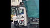 polemica: el viral que muestra el traslado de manifestantes en un camion