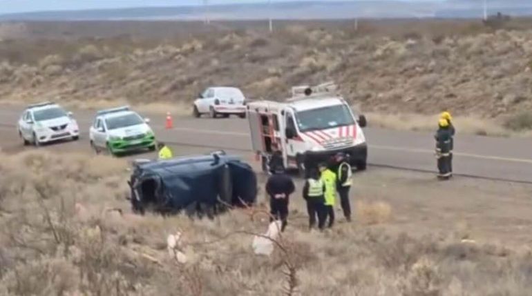 El vuelco se produjo a alta velocidad y dos personas murieron en el acto.
