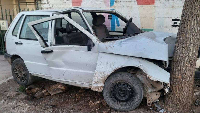 El Fiat Uno quedó seriamente dañado tras chocar contra el árbol. 