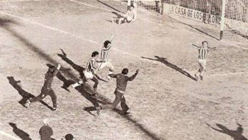 Perales inicia la corrida triunfal hacia las plateas. Cipolletti se convertía en el primer patagónico de Primera en el 73.