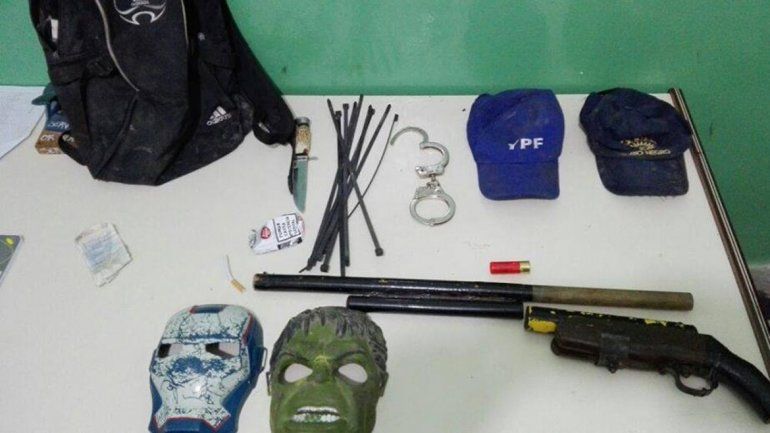 Entre los elementos secuestrados había una tumbera y dos máscaras