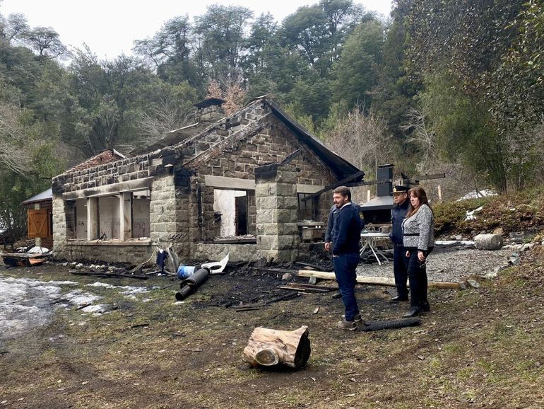 Buteler visitó la zona incendiada en Mascardi y se reunió con las víctimas