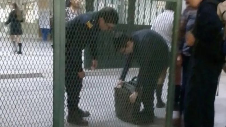 Revisan mochilas en colegios correntinos por amenazas. Foto: Radio LT17. | LMCipolletti.com Revisan mochilas en colegios correntinos por amenazas. Foto: Radio LT17.