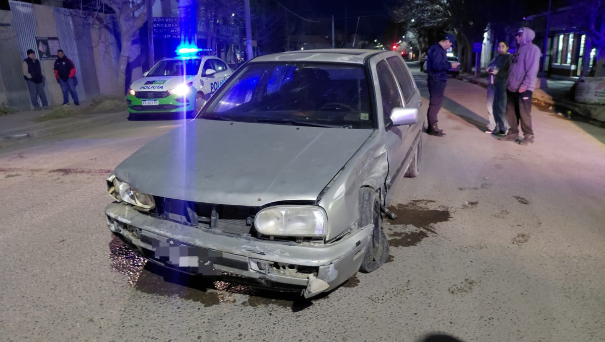 Una hombre de 22 años conducía ebrio por las calles de Cinco Saltos y provocó un accidente.