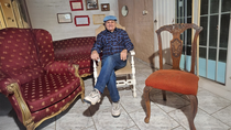 Carlitos con los sillones que él mismo repara. 