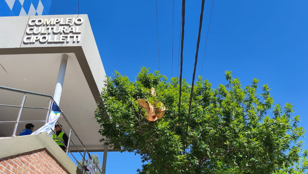 Se voló una tela del CCC y ocasionó un corte de luz en dos barrios de Cipolletti.