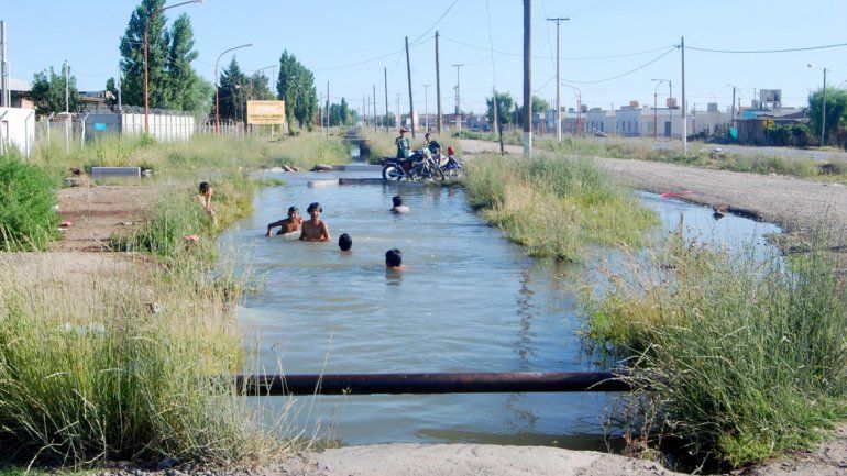 Bloquean el paso del agua y los canales se desbordan