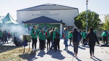 aguardan en el hospital la incorporacion de mas camilleros