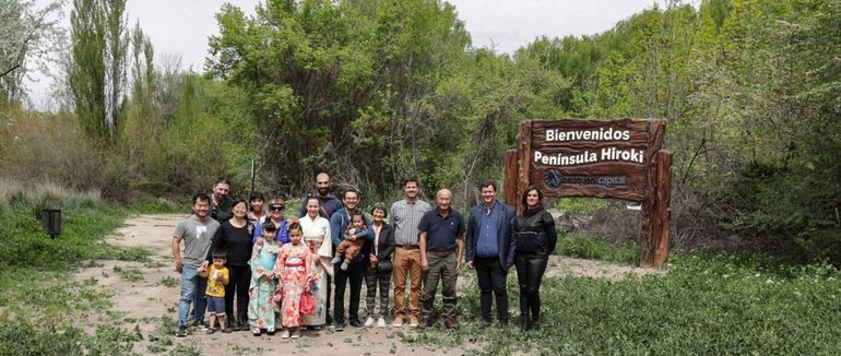 La familia Hiroki a pleno en la península que lleva su nombre.