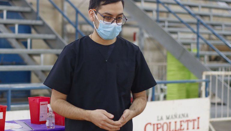 Pablo Salinas es estudiante de medicina de la UNCo y participa de la campaña de vacunación.