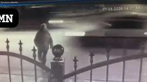La vecina tuvo que apurar el paso porque pasaban los vehículos corriendo una picada. Los vecinos dicen que están hartos. 