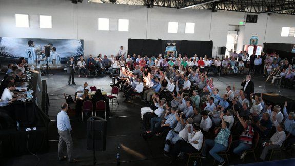 Fueron 70 dirigentes los que estuvieron presentes en Ezeiza para votar el estatuto, la rescisión con FpT, los derechos de televización y la fecha de elecciones para la presidencia.