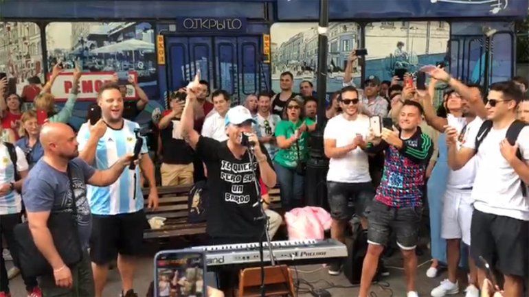 Imperdible: Pablo Lescano se lució con un recital en las calles de Moscú