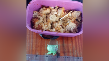 Intentaron entregarle drogas a un preso dentro de un flan.