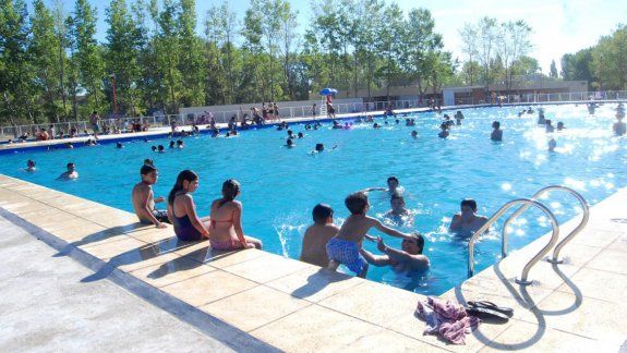 Desde Salud Ambiental aseguran que las piletas aprueban los controles, pero la ola de calor las complicó.