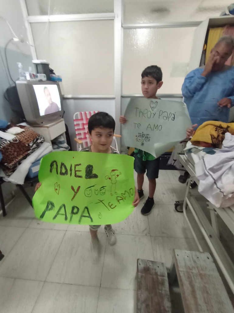 Los nenes llevaron carteles para su padre. Foto gentileza Radio Terapia.