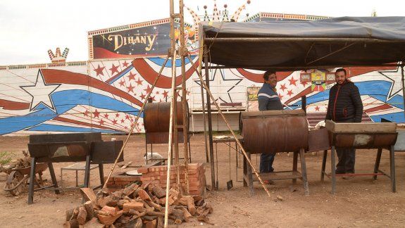 En el circo varado venden pollos para hacerle frente a la pandemia