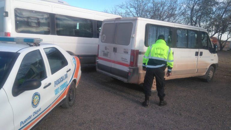 Retienen dos camionetas por no tener habilitación de transporte