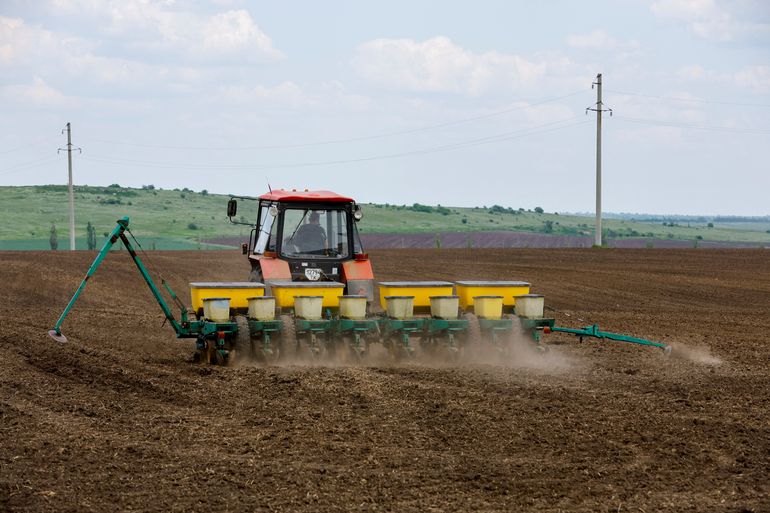 La sociedad compraba productos como fertilizantes, semillas, entre otros en Cipolletti y General Roca. La sociedad compraba productos como fertilizantes, semillas, entre otros en Cipolletti y General Roca.