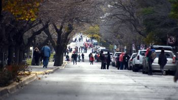 caos en neuquen: organizaciones vuelven a cortar toda la avenida