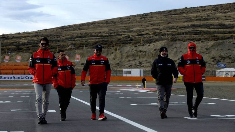 Urcera junto a su equipo caminando por la recta del circuito de El Calafate.